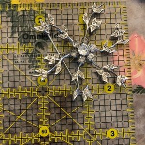 Spiral leaf crystal pin